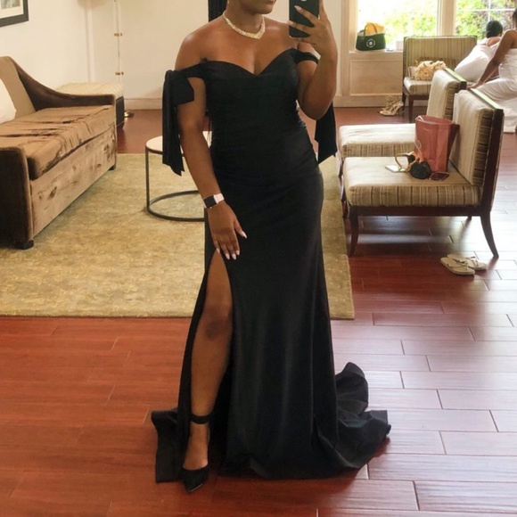 Tianna Gown. Size 8 (normally wear a 6). Detailed shoulder and a high leg slit - Picture 4 of 5